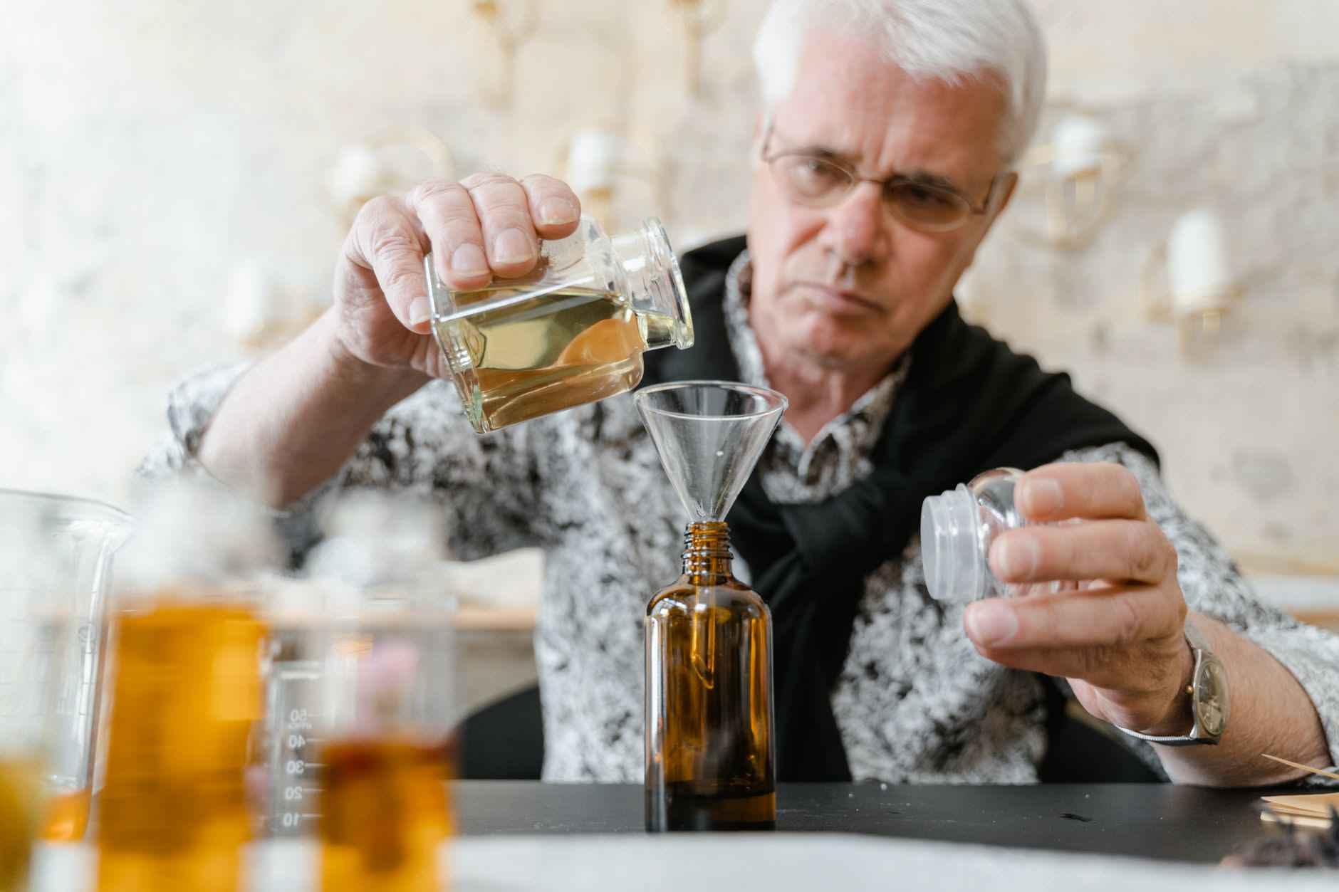 Naturale o sintetico: cosa cambia davvero in un profumo