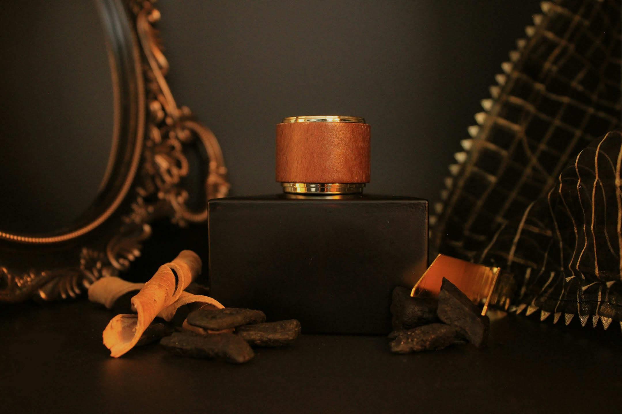 Bruciatore tradizionale per legni aromatici e frammenti di agarwood in un ambiente elegante mediorientale