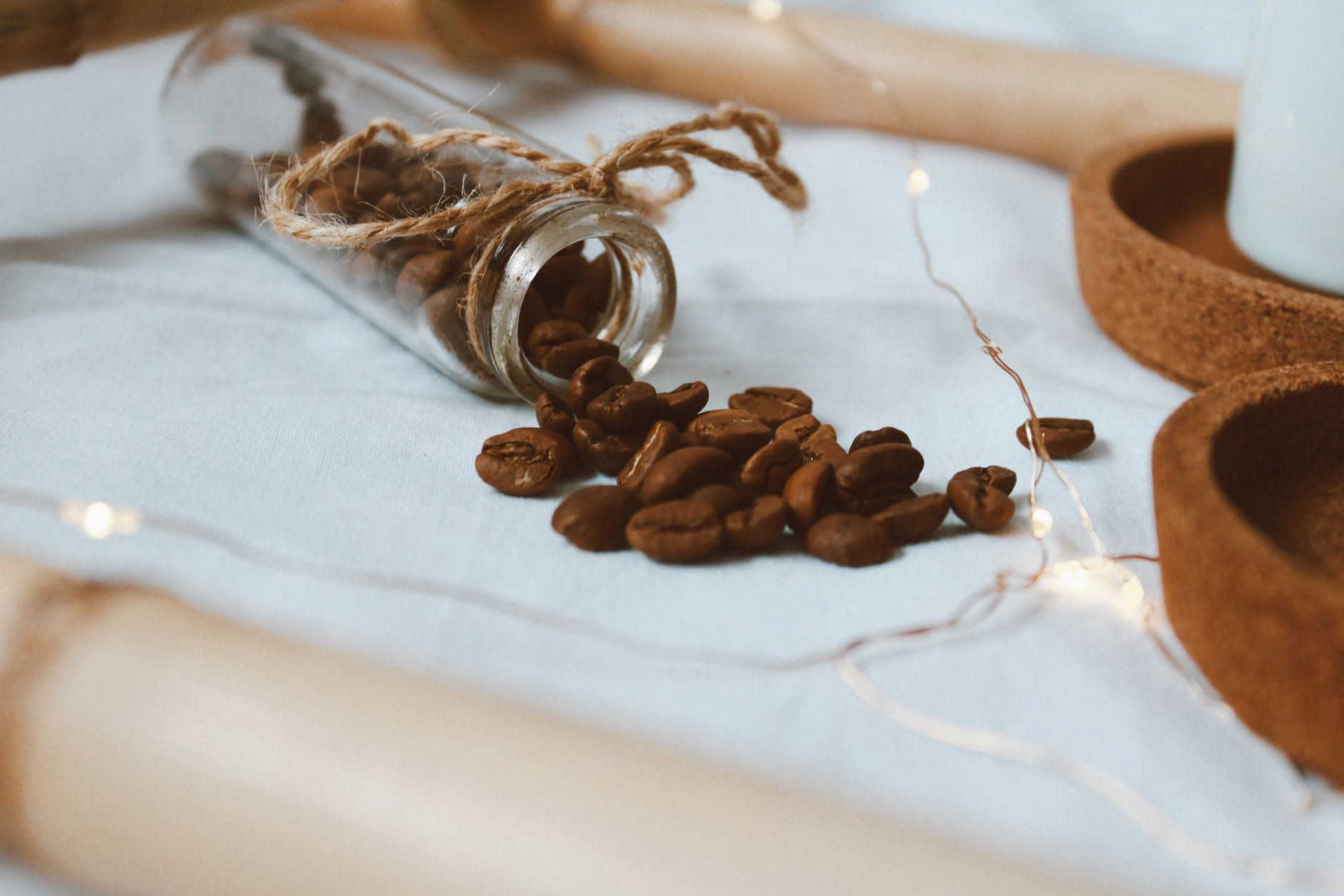 Due flaconi di profumo affiancati: uno moderno e minimalista a sinistra, uno elegante con packaging di lusso a destra, su sfondo neutro beige