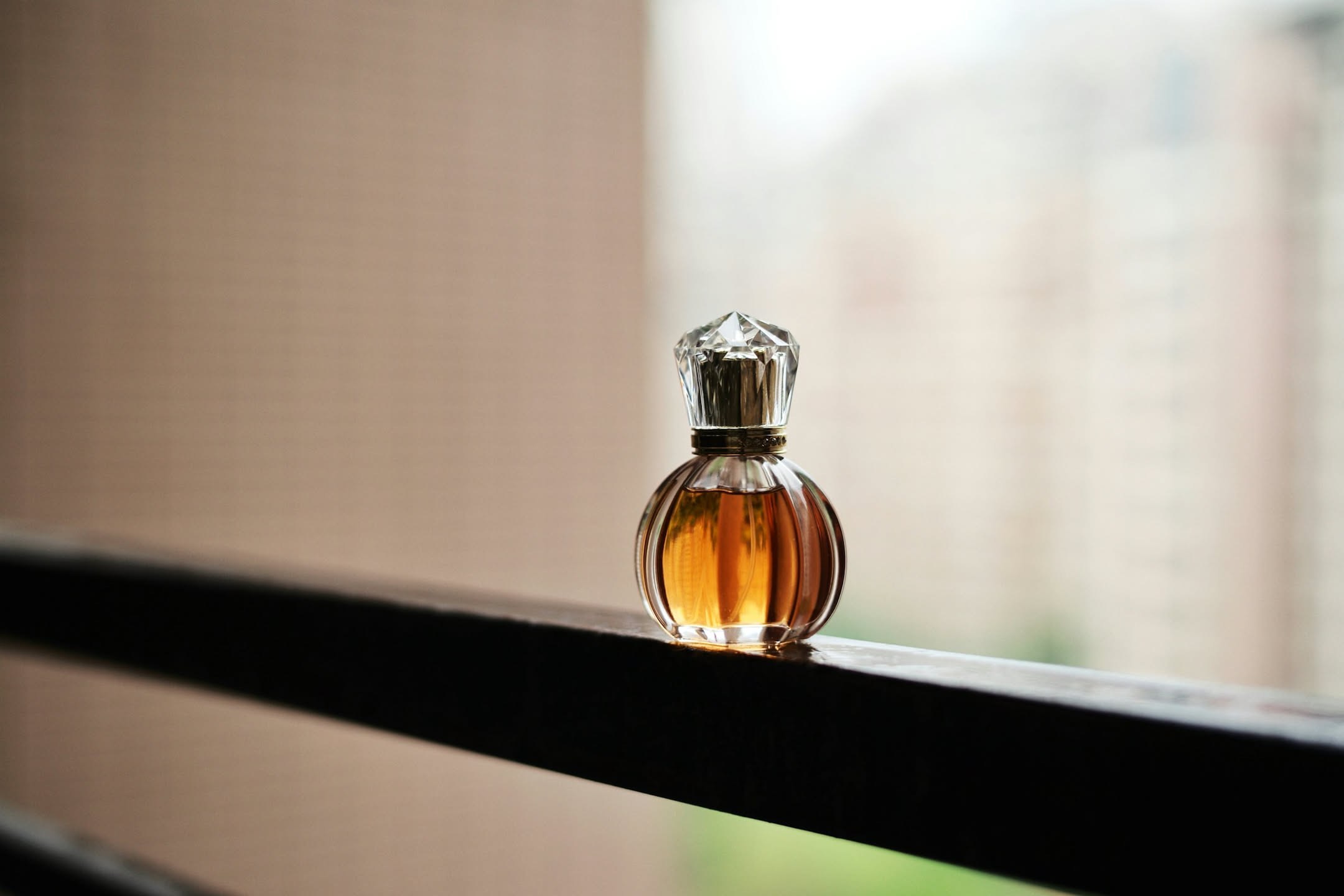 Prestazioni del profumo: durata, persistenza, scia e proiezione spiegate